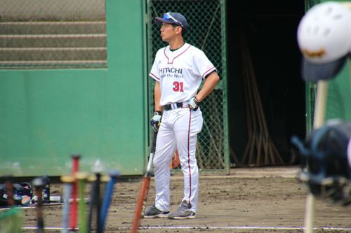 試合前の練習を見守る、笠間コーチ