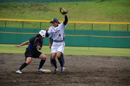 捕手からの送球が若干浮いたか、惜しくもアウトならずの#那須選手