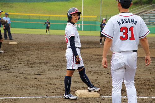 笠間コーチと走塁の打ち合わせ、代走の#山口選手