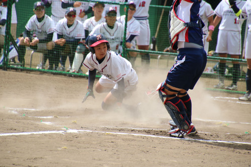 惜しい、タッチアップするもアウト。那須選手先制のホームインならず