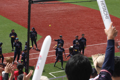 試合前のサインボール投げ入れ。さあ試合開始だ