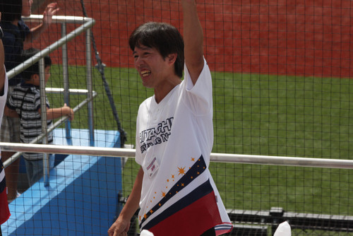 今日勝って三連勝だー！安田応援団長、気合十分