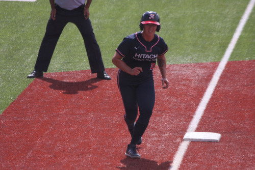 ２回表２アウト満塁、ホームを窺う３塁ランナーのペンドリー選手