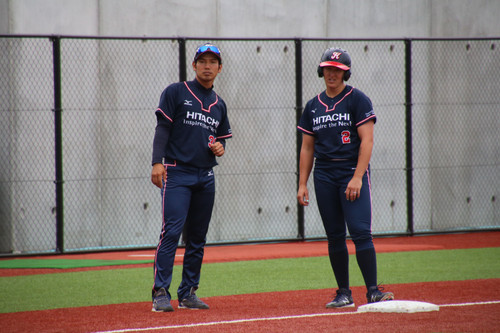 笠間コーチと作戦会議、サードランナーのペンドリー選手