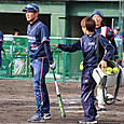 試合前守備練習対応中の栗原マネージャー、清原選手から「ボールです」