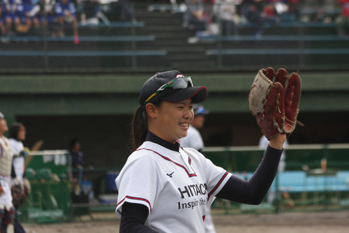 笑顔でフィルディング練習中のボールを貰う#坂本選手