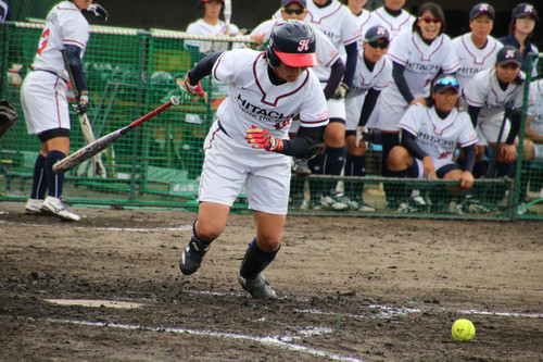 ファーストへの送りバントで１塁走者の山田選手を２塁へ、ナイスバント清原選手