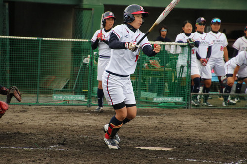 相手１塁手の好守に阻まれファーストライナーに倒れた山田選手、惜しい