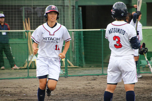 清原選手の代走として１塁へ急ぐ唐牛選手