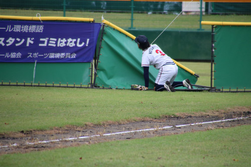 ライトフェンスを倒しながらも大きなフライを捕った松本選手、ナイスキャッチだ！