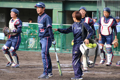 試合前守備練習対応中の栗原マネージャー、清原選手から「ボールです」