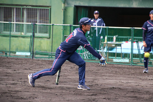 試合前守備練習の仕上げにキャッチャーへトスする笠間コーチ
