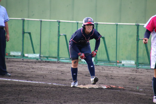 内野安打で出塁の松本選手