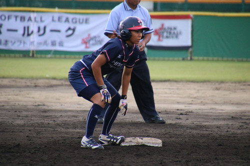 清原選手の代走・加福選手、木村選手の送りバントでセカンドへ