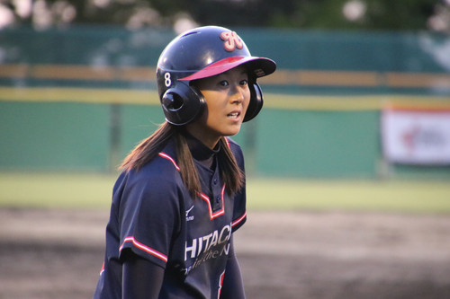 6表、本塁突入について笠間コーチと打合せをする松岡選手「次行きます？」