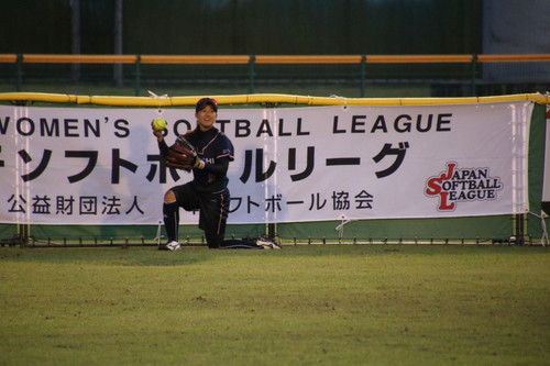 ６裏、レフトライナーをフェンスを気にせず飛び込んでキャッチ！転んでもボールは離さない松岡選手