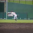 ２表、レフトフライをキャッチする山口選手