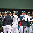 ４裏、センターの好捕で大きなセンターフライ(惜しい)とした倉本選手を皆でお手迎え