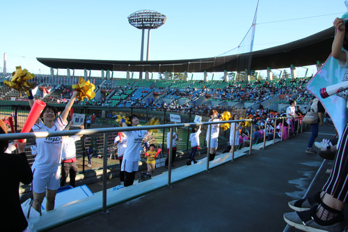 スタンドを巻き込んで応援します