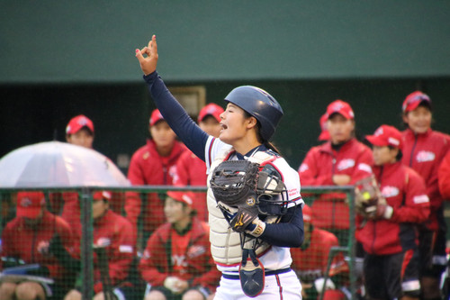 守備陣にアウトカウントを声がけする#鈴木選手