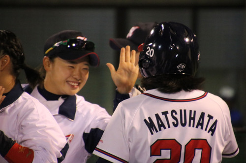 送りバントを決めた#松畑選手を笑顔で迎える#坂本投手