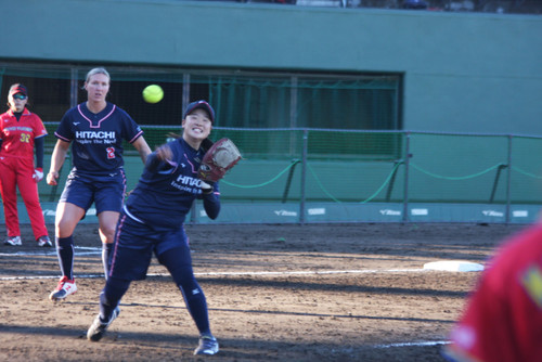 軽快なフィールディングで投ゴロをさばく#坂本投手