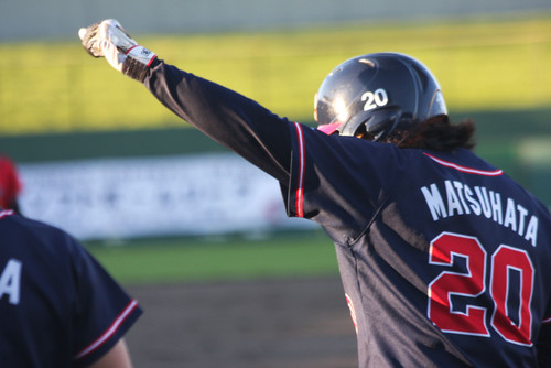 ヒットを放ちガッツポーズする#松畑選手