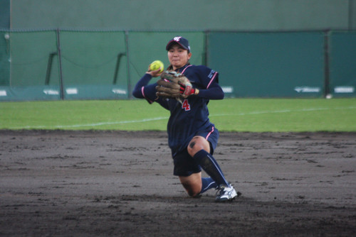 深い遊ゴロをキャッチし体勢を崩しながらも正確な送球をする#那須選手