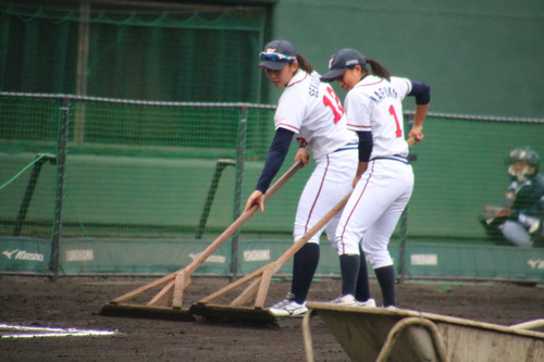 グランド整備する加福選手と関口選手