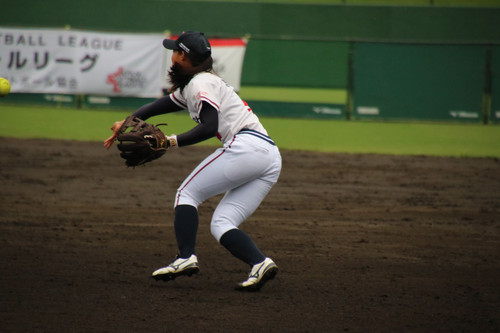 試合前練習でセカンドへトスをする松岡選手