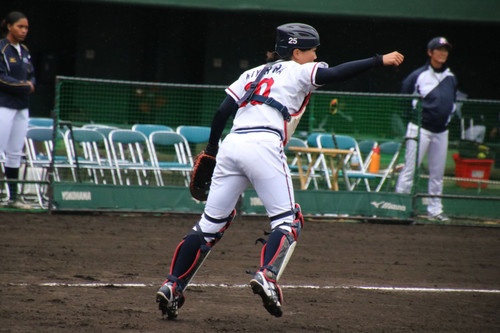 試合前練習でセカンド送球する清原選手