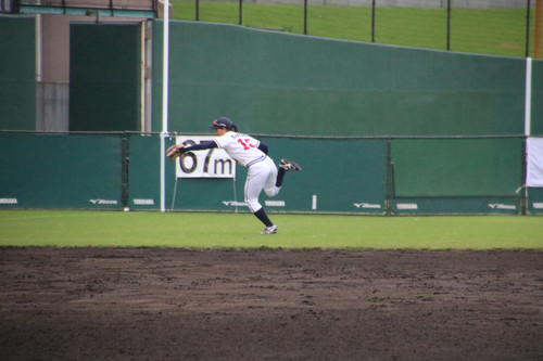 ２表、レフトフライをキャッチする山口選手