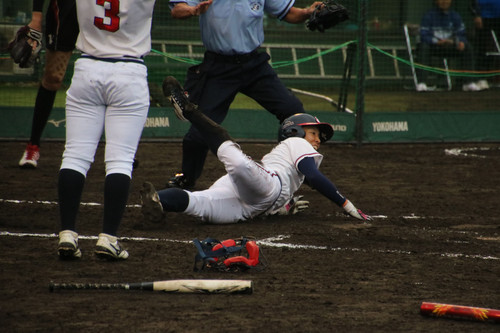 ２裏、奥田選手のタイムリースリーベースでホームインの倉本選手