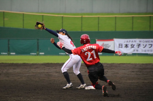 ３表、送りバントを奥田選手がセカンドへ送球、セカンドフォースアウトとした那須選手
