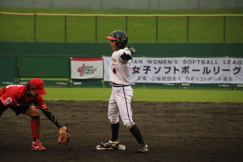 ３裏、セカンドへの盗塁を決めた那須選手