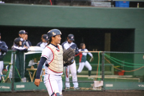 ４表、近藤投手への交代に合わせて捕手も鈴木選手に交代