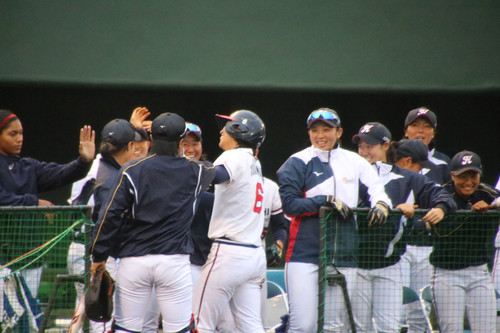 ４裏、センターの好捕で大きなセンターフライ(惜しい)とした倉本選手を皆でお手迎え