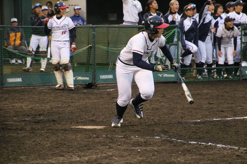 ６裏、ショートへの内野安打で出塁、ペンドリー選手の代打・関口選手