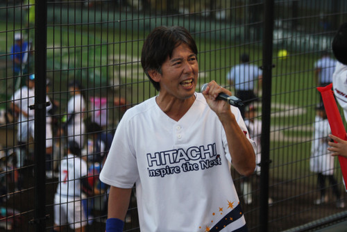 皆さんの応援で今日も勝ちます！応援に駆け付けた方々への挨拶に熱が入る安井応援団長