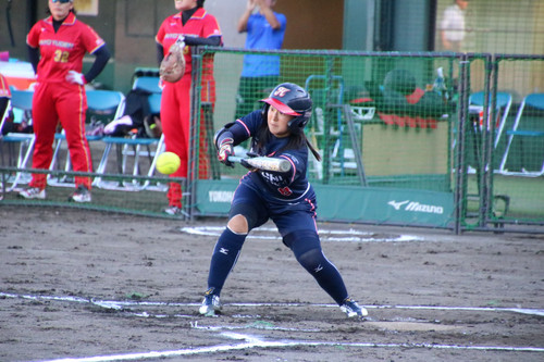 １表、ファーストへの送りバントを決める松岡選手