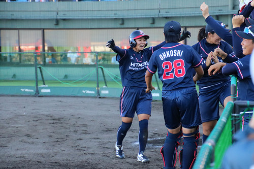 １表、ペンドリー選手のタイムリーヒットで生還した那須選手