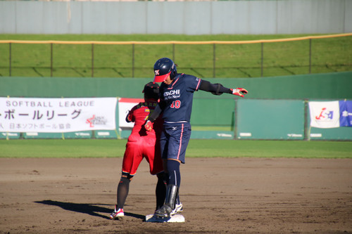 ３裏、セカンド頭上をライナーで抜けるタイムリーヒットの清原選手