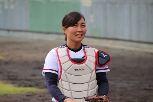 試合開始前ブルペンで投手と調整する#清原選手