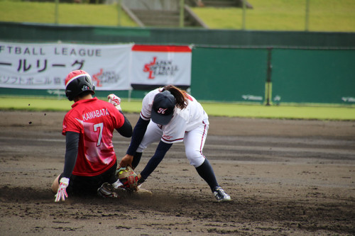 清原選手の送球を受けて２盗を防ぐ#那須選手