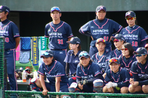 守備のナインを見守るサンディーバ選手たち