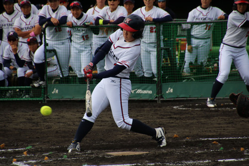 ２表、センター前タイムリーヒットを放つ松本選手