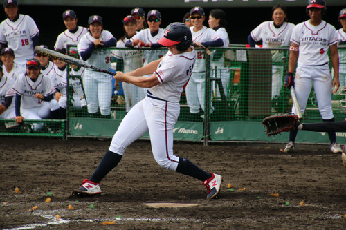 ６表、セカンドへの内野安打を放つペンドリー選手