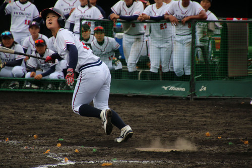 ７表、キャッチャー前に高くバウンドする打球が内野安打となった松本選手