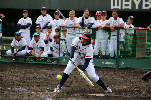７表、ファーストへの送りバントを決める松畑選手
