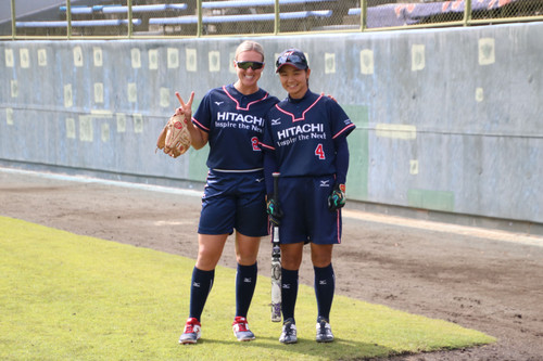 試合前の那須選手とペンドリー選手、笑顔でピース